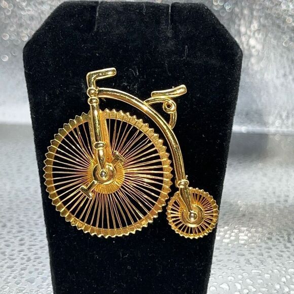 Vintage MONET Bicycle Brooch Gold Tone Old Fashioned Bike Tricycle Collectable - Picture 1 of 7